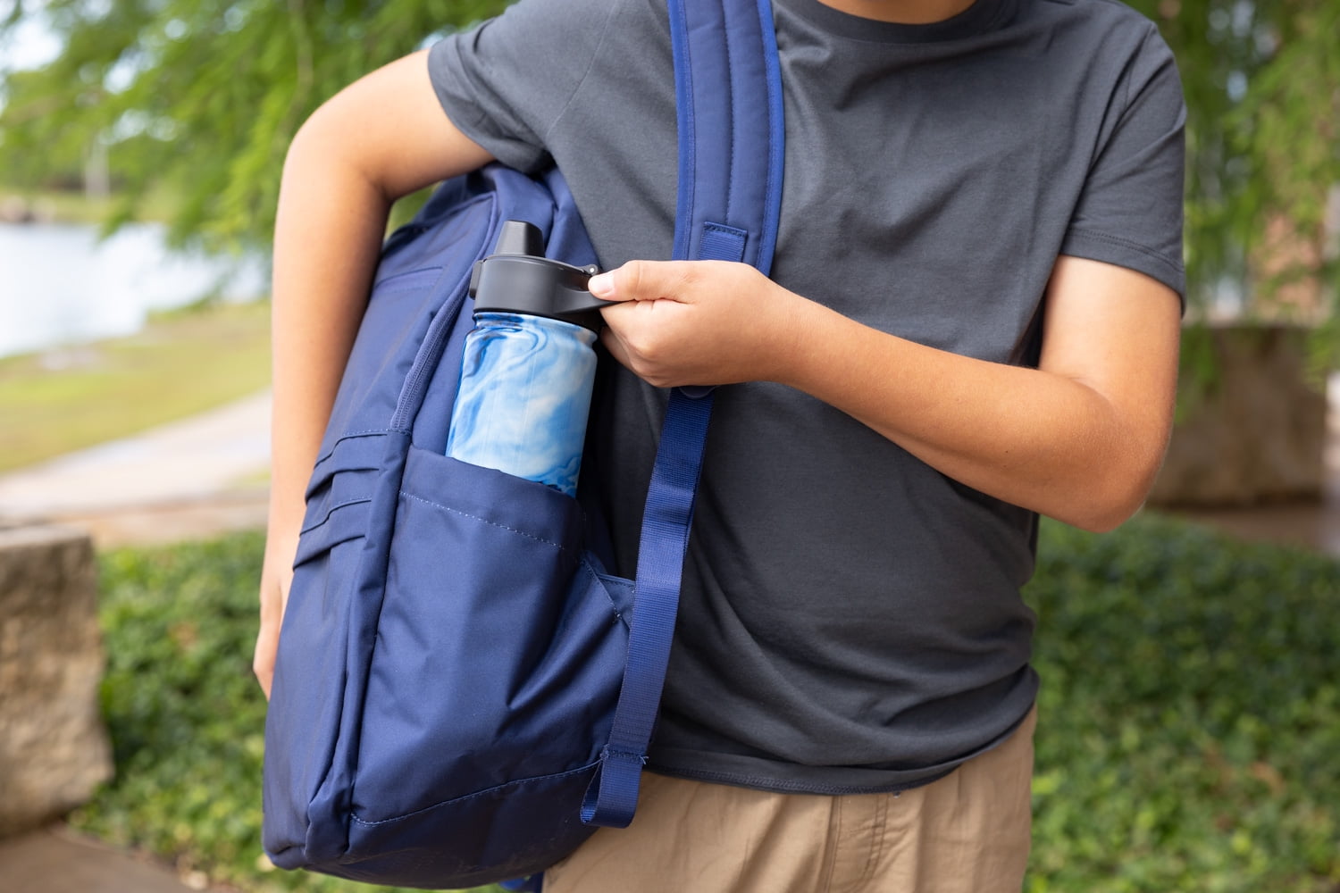 Simple Modern 18 fl oz Insulated Stainless Steel Summit Water Bottle with Covered Silicone Straw Lid | Sweet Taffy 90Q5